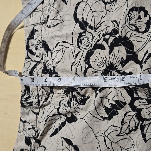 Floral Black and Cream Women's Shorts Ann Taylor Loft Size 6 4" Mid-Rise - Picture 6 of 9